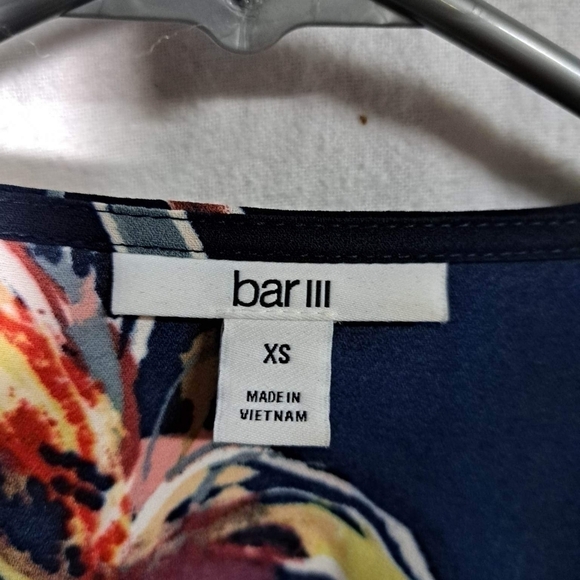 🧡𝅺BAR III Floral Fuax Wrap Blouse - Picture 3 of 6